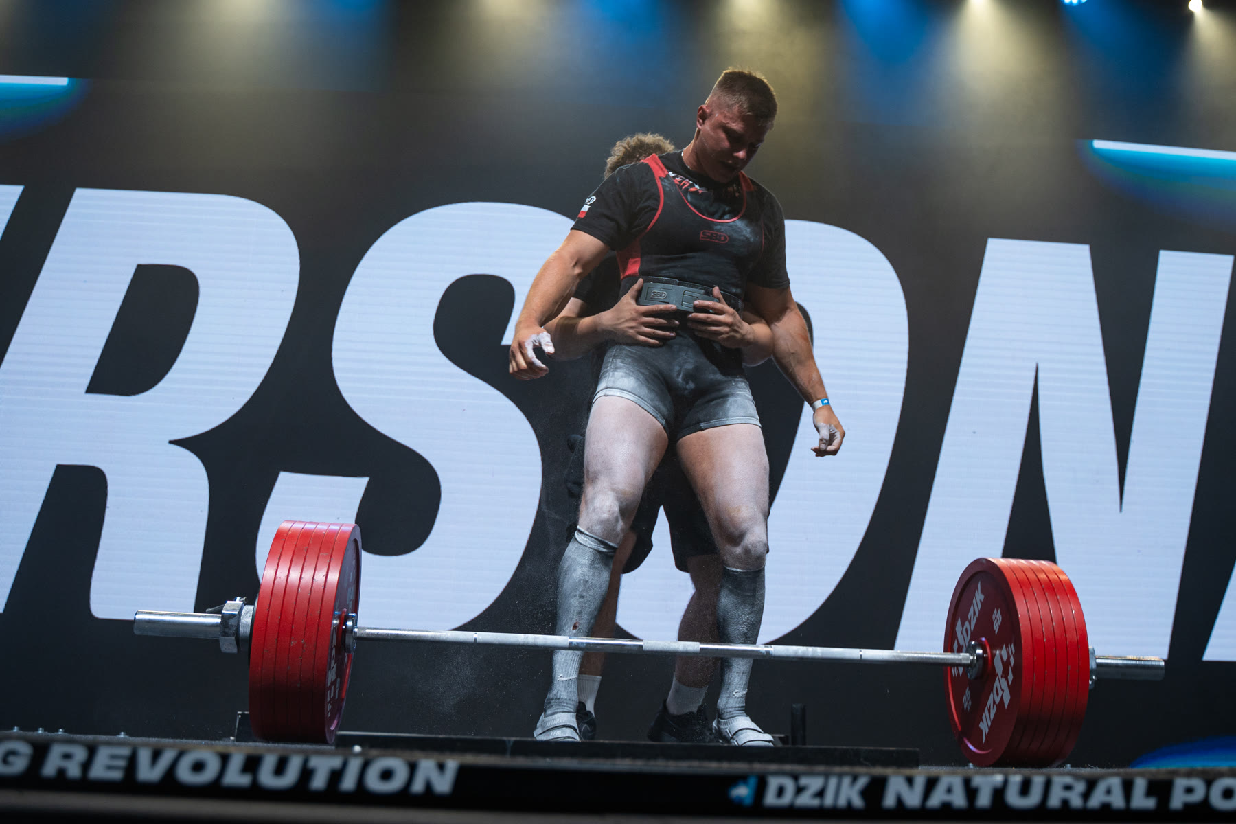 Olek na scenie Dzik Natural Powerlifting Revolution