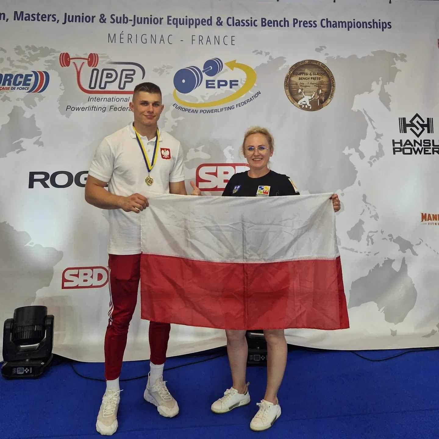 Olek z polską flagą i medalem na mistrzostwach Europy we Francji