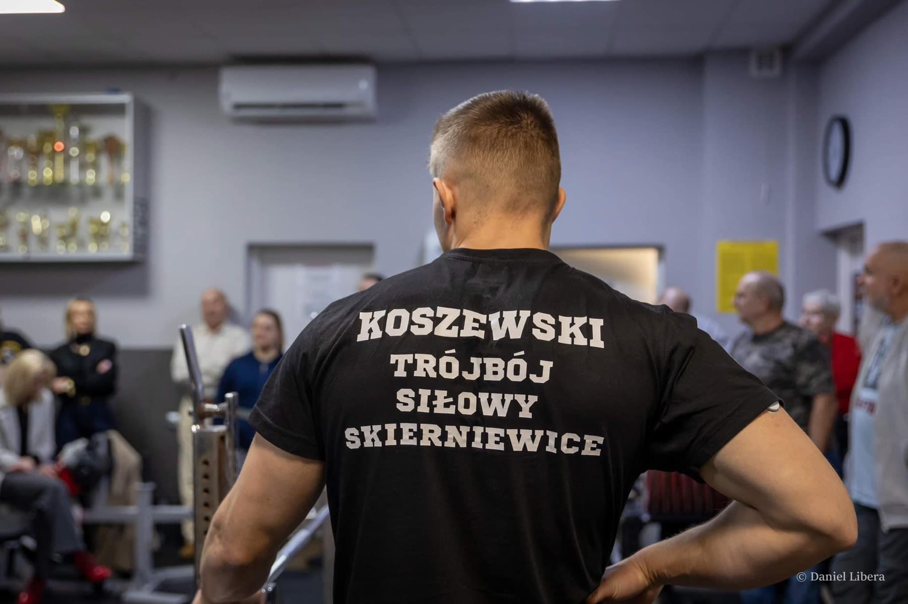 Olek w koszulce Koszewski Trójbój Siłowy Skierniewice