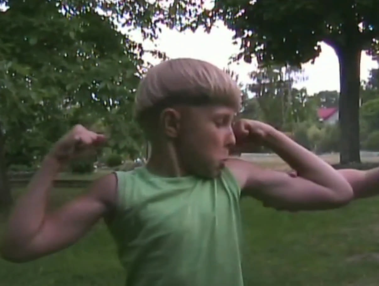 Olek jako ośmiolatek pręży bicepsy